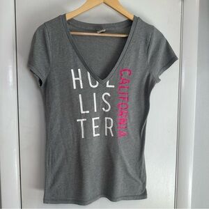 Hollister Y2K V-Neck Fitted T-Shirt. Color: Gray. Size: Large.